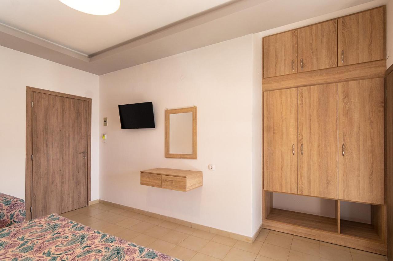 Nicole Rooms Palaiochora Exterior photo