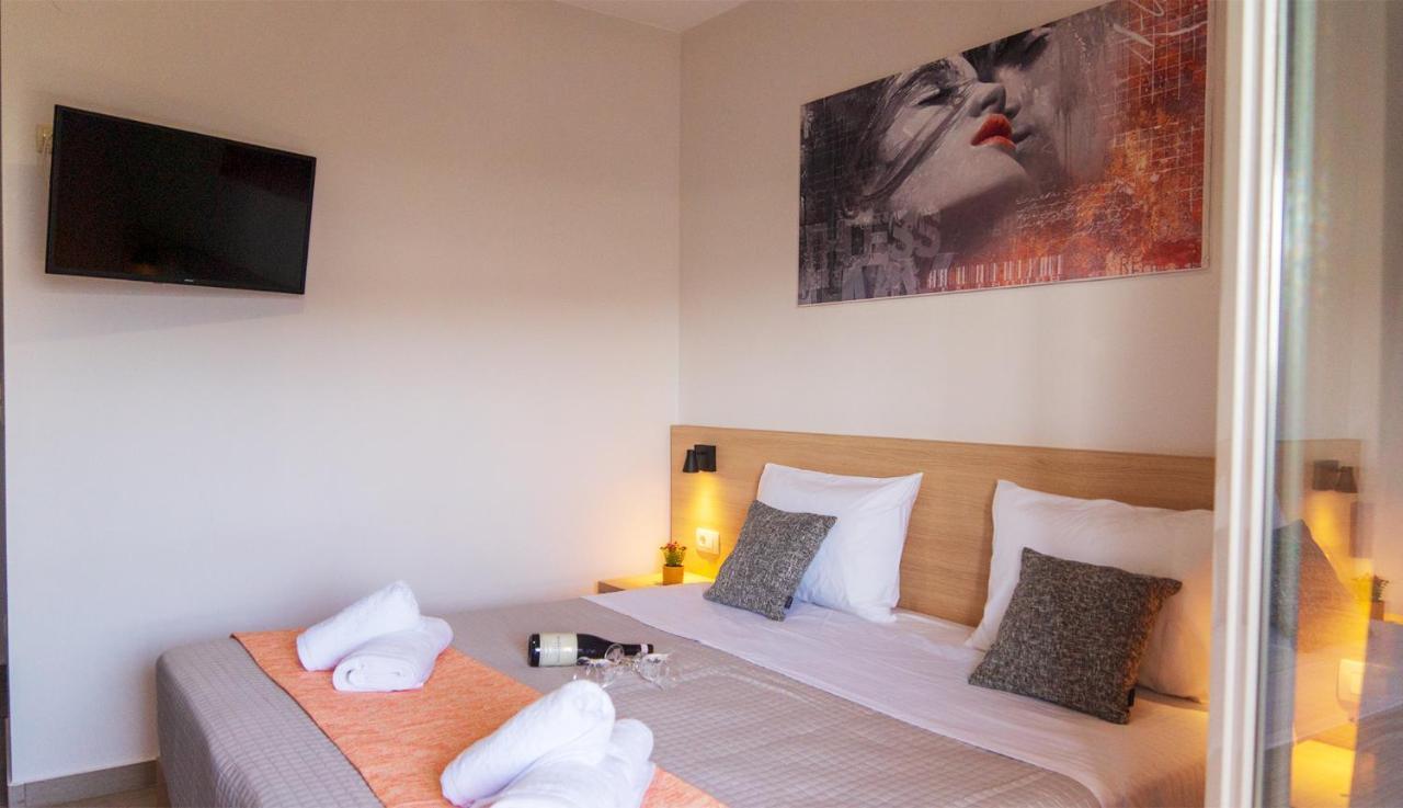 Nicole Rooms Palaiochora Exterior photo